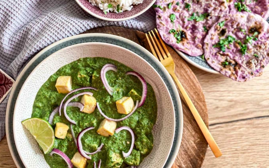 Vegan palak paneer s kešu ,,smetanou“ a batátovými plackami