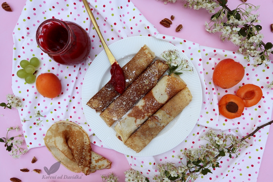 Palačinky s marmeládou a ovocem