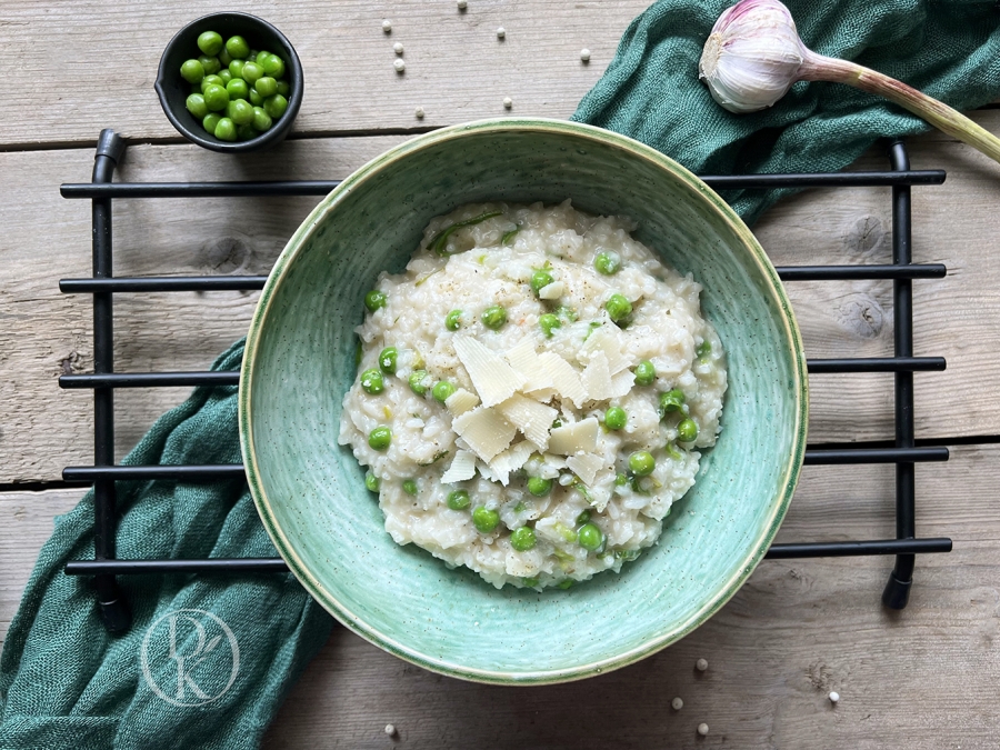 Hráškové rizoto s bílým vínem a parmezánem