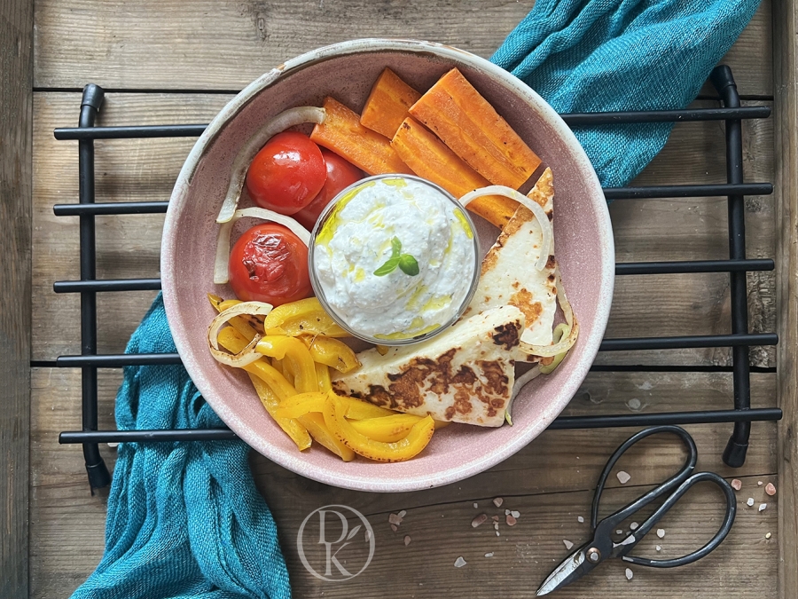 Pečený sýr Halloumi s grilovanou zeleninou a řeckým dipem